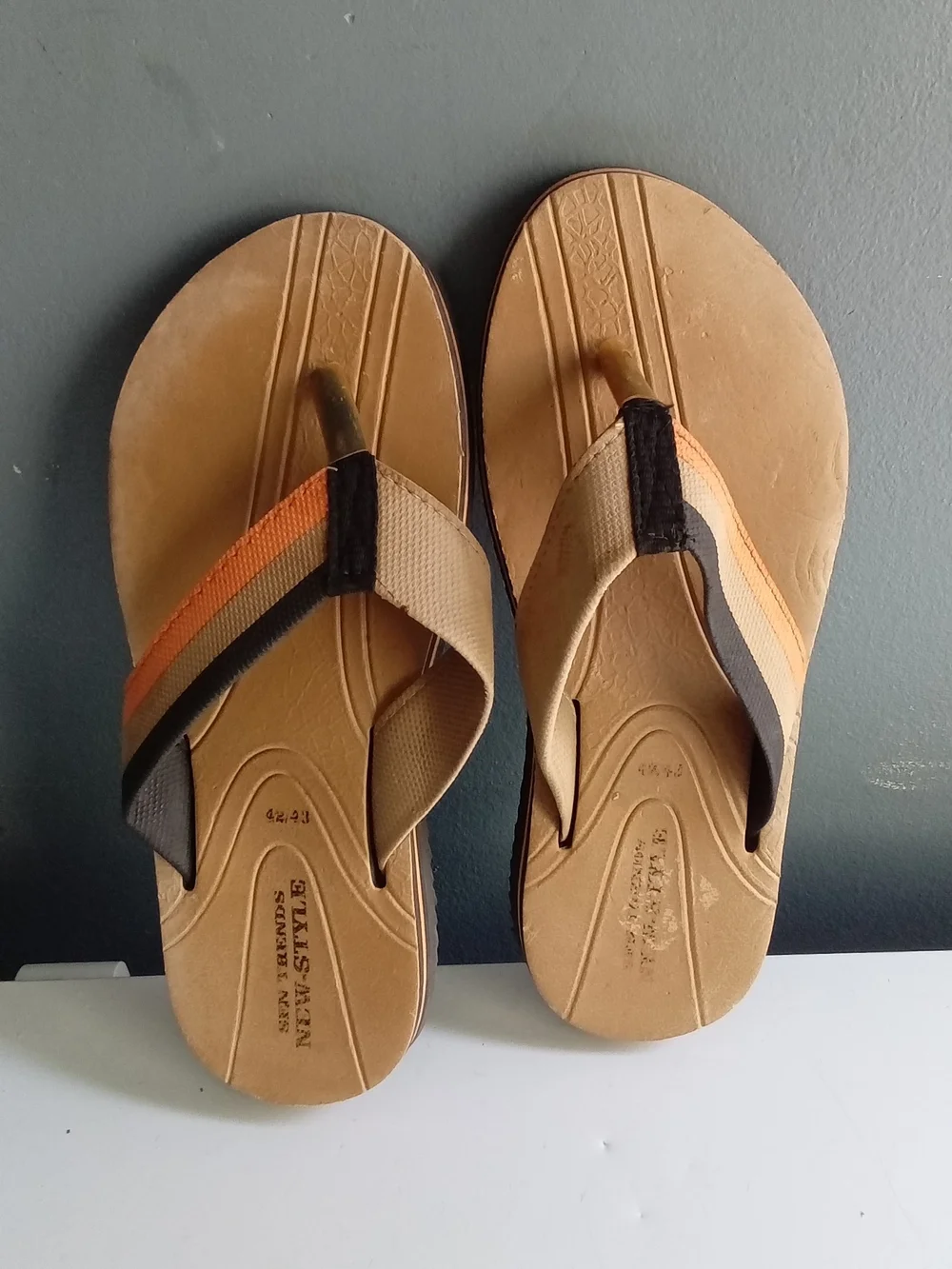 Sun Trends New Style Mens Flip Flops Tan‎ Orange Black Stripe Sandals Size 42/43